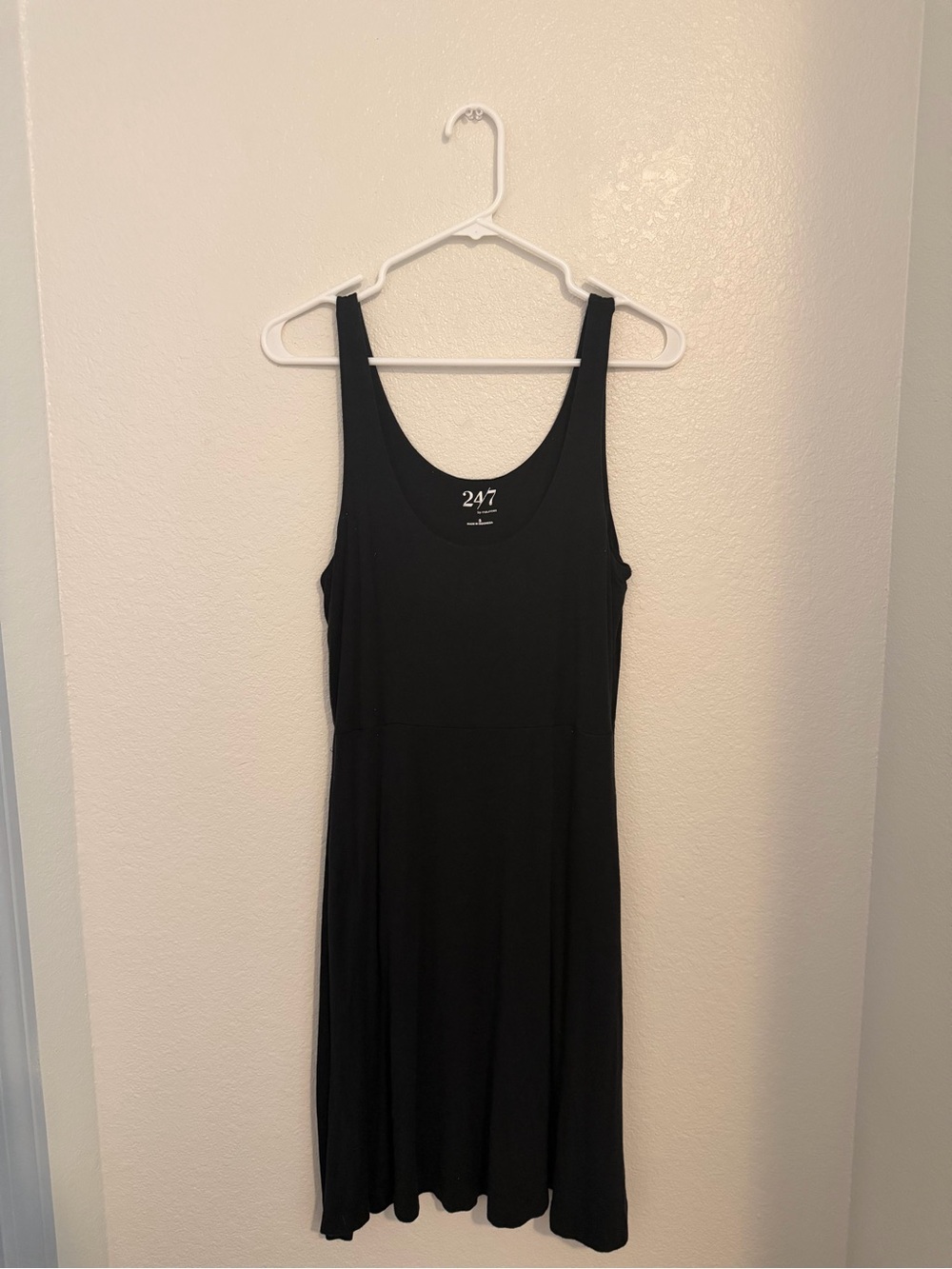 Black Sleeveless Scoop-Neck Midi Dress